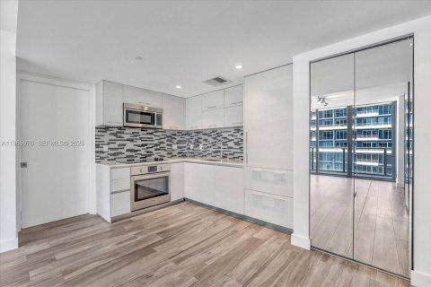 Condo in Miami, Florida, 1 bedroom  № 2081265 - photo 8