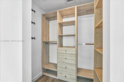 Condo in Miami, Florida, 1 bedroom  № 2081265 - photo 16