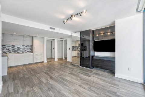 Condo in Miami, Florida, 1 bedroom  № 2081265 - photo 4