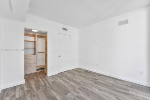 Condo in Miami, Florida, 1 bedroom  № 2081265 - photo 15