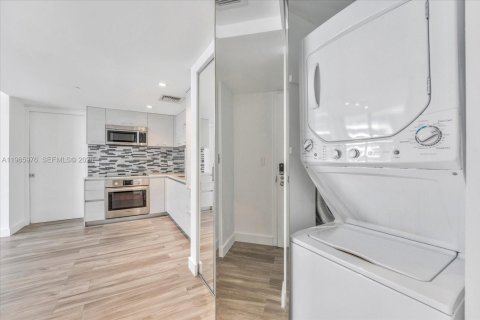 Condo in Miami, Florida, 1 bedroom  № 2081265 - photo 11