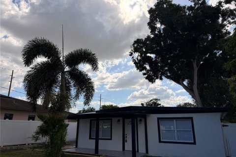 House in Tampa, Florida 4 bedrooms, 119.57 sq.m. № 2378325