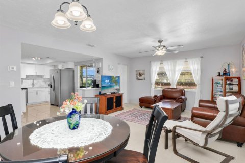Copropriété à vendre à Cape Coral, Floride: 2 chambres, 90.49 m2 № 2171378 - photo 13