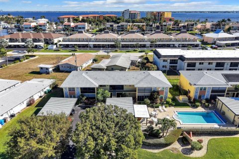 Condo à Cape Coral, Floride, 2 chambres № 2171378