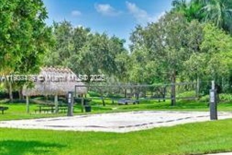 House in Weston, Florida 4 bedrooms, 176.7 sq.m. № 2013095 - photo 28