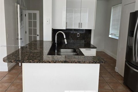 House in Weston, Florida 4 bedrooms, 176.7 sq.m. № 2013095 - photo 7