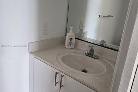 House in Weston, Florida 4 bedrooms, 176.7 sq.m. № 2013095 - photo 10