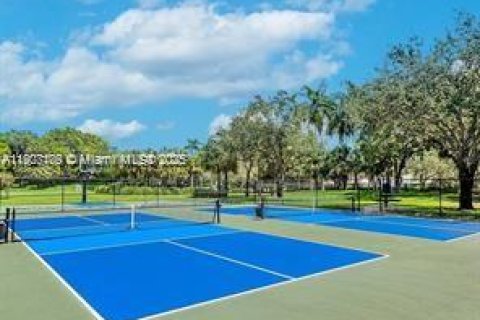 House in Weston, Florida 4 bedrooms, 176.7 sq.m. № 2013095 - photo 29