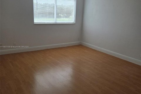 House in Weston, Florida 4 bedrooms, 176.7 sq.m. № 2013095 - photo 13