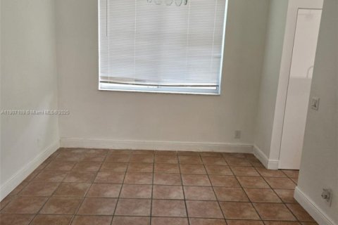 House in Weston, Florida 4 bedrooms, 176.7 sq.m. № 2013095 - photo 8