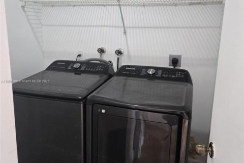 House in Weston, Florida 4 bedrooms, 176.7 sq.m. № 2013095 - photo 9