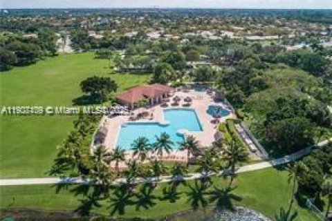 House in Weston, Florida 4 bedrooms, 176.7 sq.m. № 2013095 - photo 27