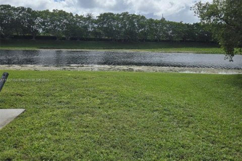 House in Weston, Florida 4 bedrooms, 176.7 sq.m. № 2013095 - photo 25