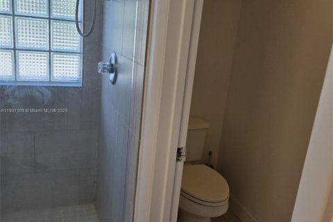 House in Weston, Florida 4 bedrooms, 176.7 sq.m. № 2013095 - photo 15