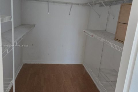 House in Weston, Florida 4 bedrooms, 176.7 sq.m. № 2013095 - photo 16