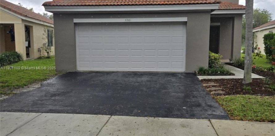 House in Weston, Florida 4 bedrooms, 176.7 sq.m. № 2013095