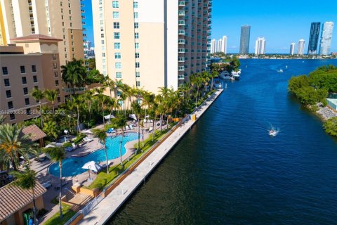 Condominio en venta en Aventura, Florida, 2 dormitorios, 160.72 m2 № 2073854 - foto 3