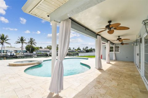 House in Saint Petersburg, Florida 4 bedrooms, 217.21 sq.m. № 1827261 - photo 9