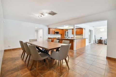 House in Saint Petersburg, Florida 4 bedrooms, 217.21 sq.m. № 1827261 - photo 5