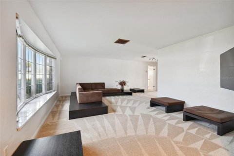House in Saint Petersburg, Florida 4 bedrooms, 217.21 sq.m. № 1827261 - photo 4