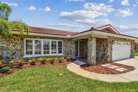 House in Saint Petersburg, Florida 4 bedrooms, 217.21 sq.m. № 1827261 - photo 12