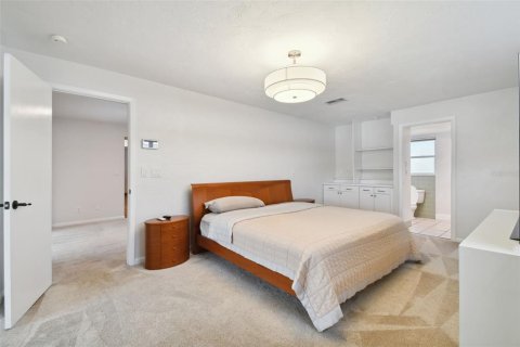 House in Saint Petersburg, Florida 4 bedrooms, 217.21 sq.m. № 1827261 - photo 7