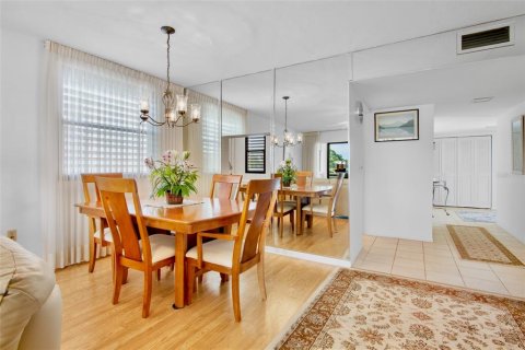 Condo in Sarasota, Florida, 2 bedrooms  № 2226615 - photo 8