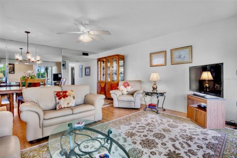 Condo in Sarasota, Florida, 2 bedrooms  № 2226615 - photo 13