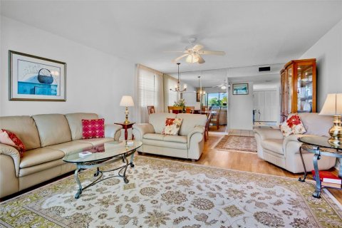 Condo in Sarasota, Florida, 2 bedrooms  № 2226615 - photo 12