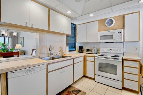 Condo in Sarasota, Florida, 2 bedrooms  № 2226615 - photo 18
