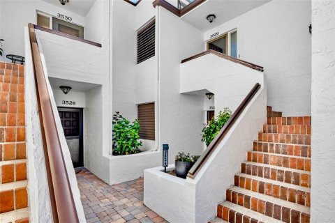 Condo in Sarasota, Florida, 2 bedrooms  № 2226615 - photo 2