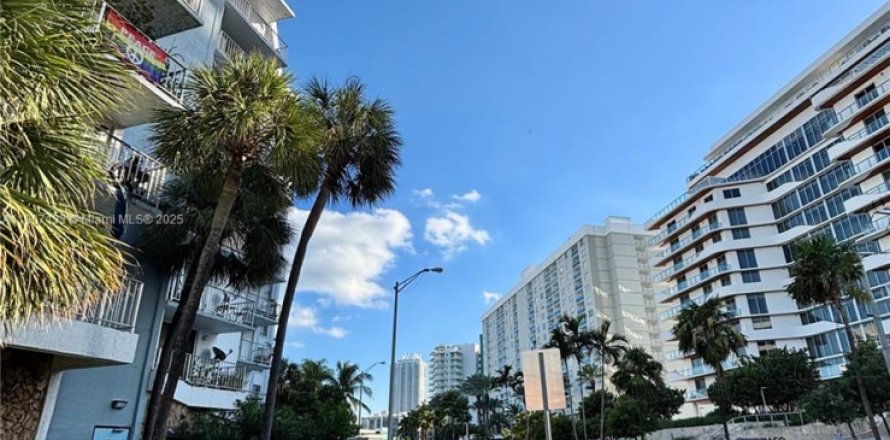 Condo in Miami Beach, Florida, 1 bedroom № 2082047