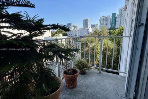 Condo in Miami Beach, Florida, 1 bedroom № 2082047 - photo 4