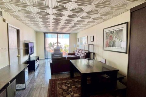 Condo in Miami Beach, Florida, 1 bedroom № 2082047 - photo 3