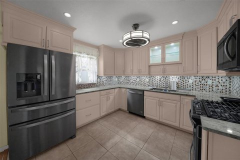 House in Pinellas Park, Florida 2 bedrooms, 88.26 sq.m. № 2364795 - photo 15
