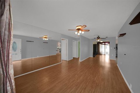 House in Pinellas Park, Florida 2 bedrooms, 88.26 sq.m. № 2364795 - photo 3