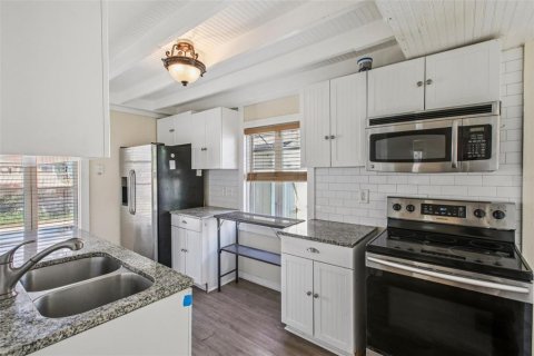 House in Tarpon Springs, Florida 3 bedrooms, 144 sq.m. № 1893914 - photo 9