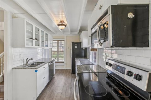 House in Tarpon Springs, Florida 3 bedrooms, 144 sq.m. № 1893914 - photo 8