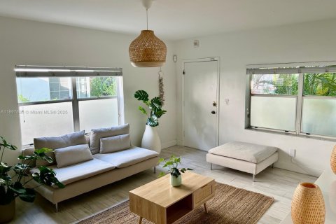 Condominio en venta en Miami Beach, Florida, 1 dormitorio, 68.75 m2 № 1952156 - foto 2