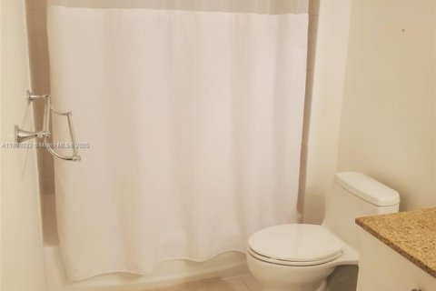 Condo in Miami, Florida, 1 bedroom № 1949839 - photo 11