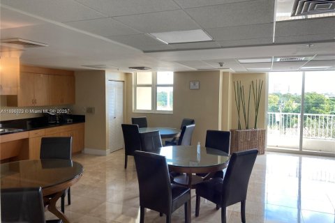 Condo in Miami, Florida, 1 bedroom № 1949839 - photo 16