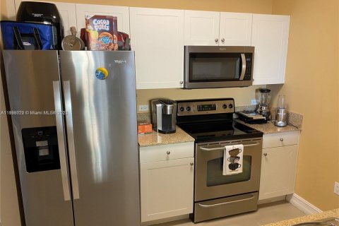 Condo in Miami, Florida, 1 bedroom № 1949839 - photo 5