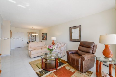 Copropriété à vendre à Hallandale Beach, Floride: 2 chambres, 108.79 m2 № 2089135 - photo 7