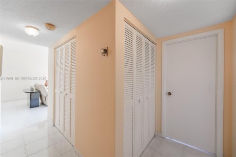 Copropriété à vendre à Hallandale Beach, Floride: 2 chambres, 108.79 m2 № 2089135 - photo 27