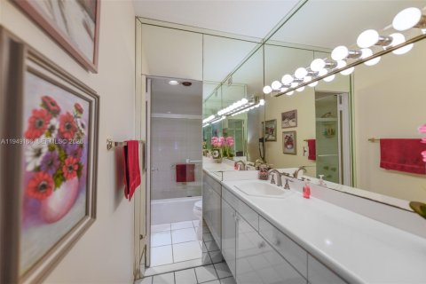 Copropriété à vendre à Hallandale Beach, Floride: 2 chambres, 108.79 m2 № 2089135 - photo 18