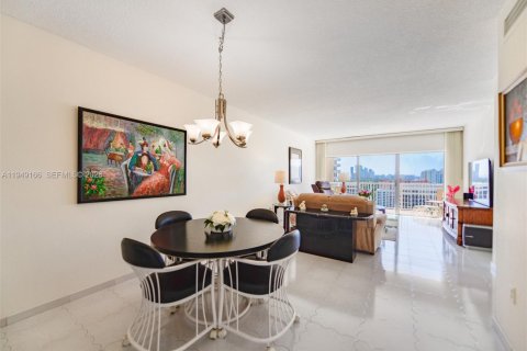 Copropriété à vendre à Hallandale Beach, Floride: 2 chambres, 108.79 m2 № 2089135 - photo 2