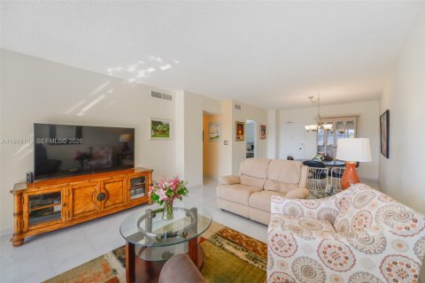 Copropriété à vendre à Hallandale Beach, Floride: 2 chambres, 108.79 m2 № 2089135 - photo 9
