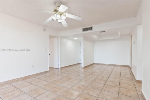 Copropriété à vendre à Miami, Floride: 2 chambres, 86.49 m2 № 1841319 - photo 4