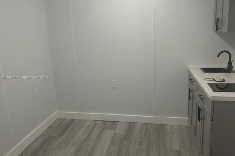 Снять в аренду коммерческую недвижимость в Майами-Гарденс, Флорида 1 спальня, 105.91м2, № 2080730 - фото 3