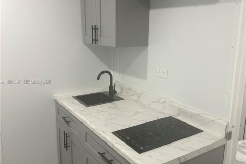 Снять в аренду коммерческую недвижимость в Майами-Гарденс, Флорида 1 спальня, 105.91м2, № 2080730 - фото 2